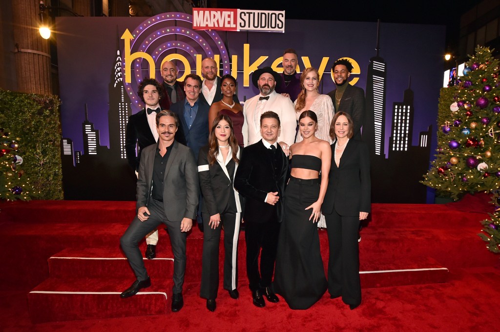 Estrellas y cineastas llegan a la alfombra roja para celebrar el lanzamiento de Hawkeye de Marvel Studios en Disney&nbsp;Plus