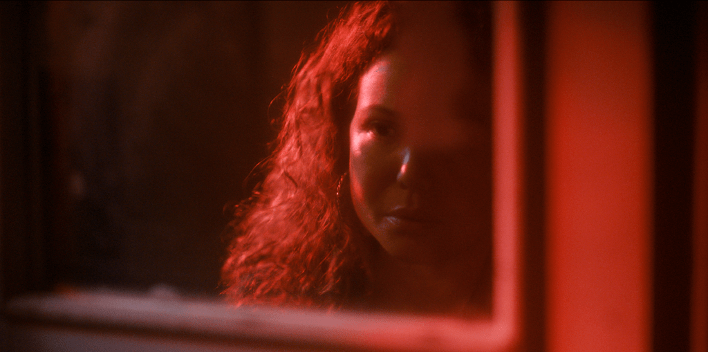 Prime Video ofrece las primeras imágenes y la fecha de estreno de «The Horror of Dolores Roach», la nueva serie de comedia&nbsp;negra