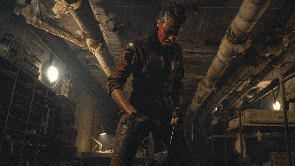 Resident Evil Netflix protagonista con una sierra. 