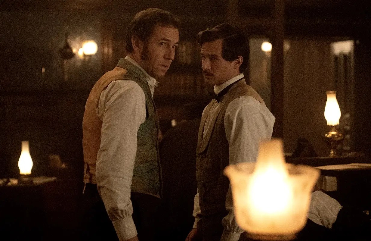 ¿Quiénes están en el elenco de Manhunt?