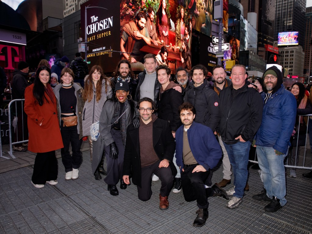 El creador y productor ejecutivo Dallas Jenkinsy, la estrella Jonathan Roumie revelan el arte de The Chosen: La Ultima Cena (Temporada&nbsp;5)