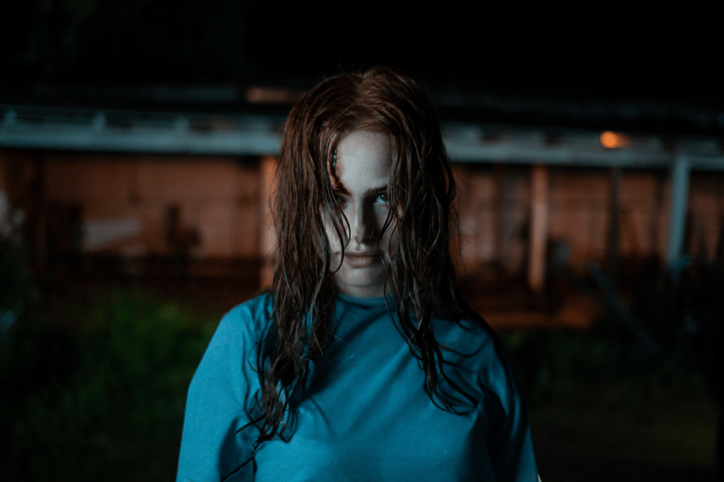 THE STRANGERS – CHAPTER 2, protagonizada por Madelaine Petsch, Gabriel Basso y Ema Horvath, y dirigida por Renny Harlin. Llega a los cines el 26 de septiembre de 2025 