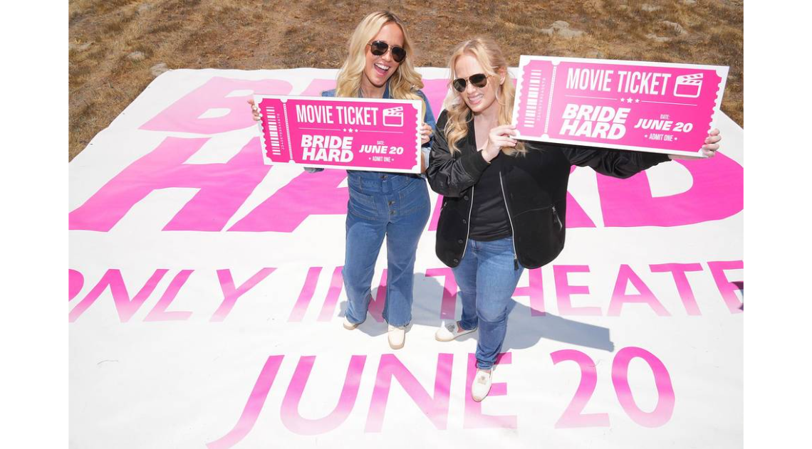 Rebel Wilson y Anna Camp lanzan la venta de boletos con una acrobacia a gran altura para su nueva película BRIDE HARD